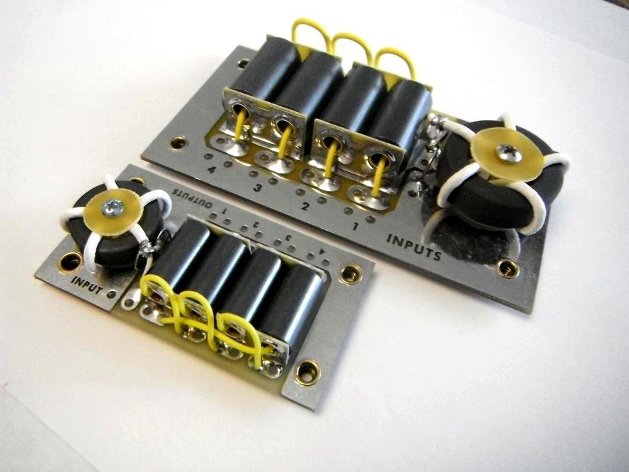Four-port RF splitter and combiner assembly
